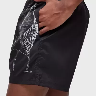 Calções curtos pretos com estampa branca de concha e texto OSKLEN