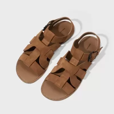 Sandálias castanhas em camurça com fivela preta e sola castanha