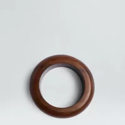 Anel circular de madeira castanha sobre fundo branco