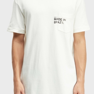 T-shirt branca com bolso e texto MADE IN BRAZIL