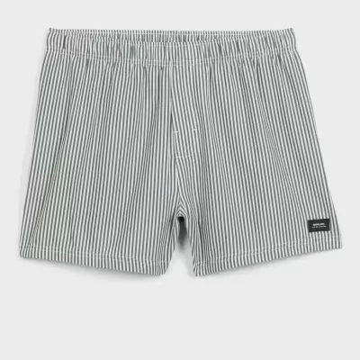 Calções de banho com riscas brancas e cinzentas e etiqueta OSKLEN