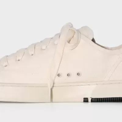 Ténis de canvas branco com sola de borracha e atacadores brancos