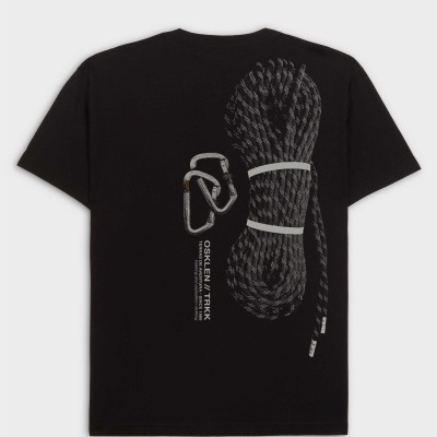 T-shirt preta com impressão de corda e mosquetões com texto em cinzento