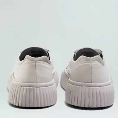 Sapatilhas creme com sola branca texturizada vistas de trás