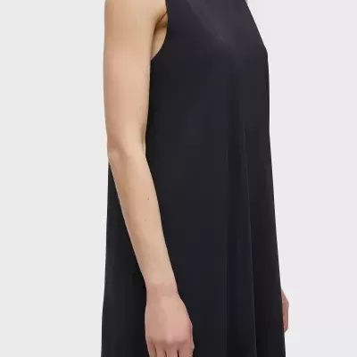 Vestido preto sem mangas com corte solto