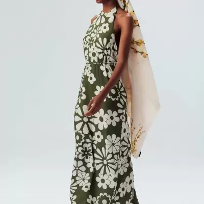 Vestido longo verde-oliva com flores brancas e lenço estampado amarelo