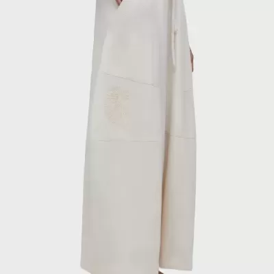 Calças largas brancas creme com cordão e sapatos baixos beges vazados