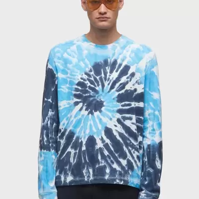 Sweatshirt tie-dye azul de manga comprida usada por homem com óculos âmbar