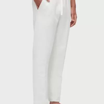 Calças brancas com cordão e sandálias pretas