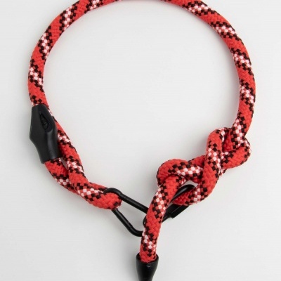 Colar de corda trançada vermelho, preto e branco com fecho preto