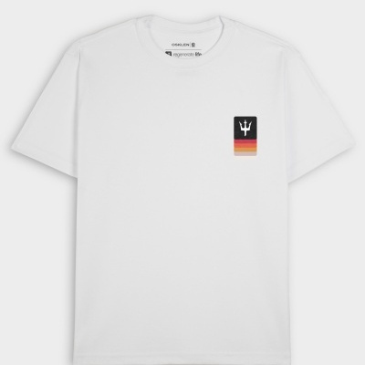 T-shirt branca com logótipo colorido no peito