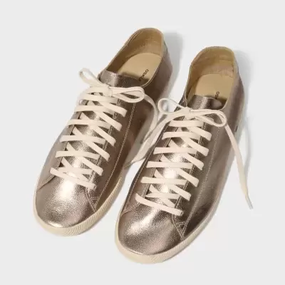 Par de sapatilhas metálicas cor bronze com atacadores brancos