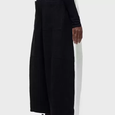 Calças largas bicolores pretas e brancas com grandes bolsos traseiros e cintura elástica