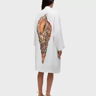 Casaco branco com estampa de concha nas costas