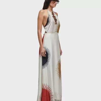 Vestido comprido branco com padrão colorido e decote halter