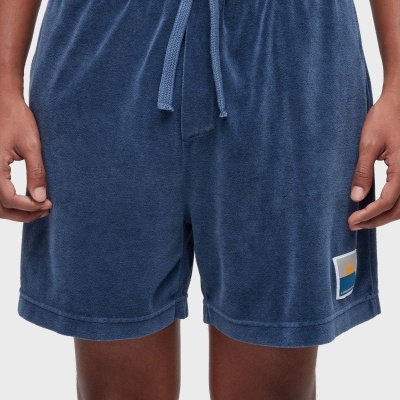 Calções de banho azul em tecido felpa com cordão na cintura e distintivo colorido