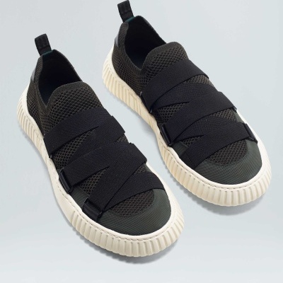 Sapatilhas pretas com sola branca e tiras elásticas