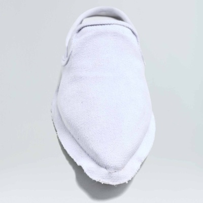 Sapatilha branca de tecido vista frontal