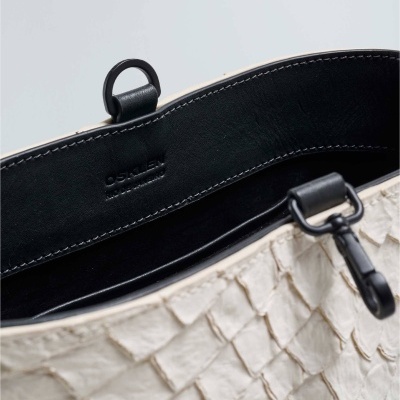 Bolsa em couro branco com textura escamosa e interior preto com logo