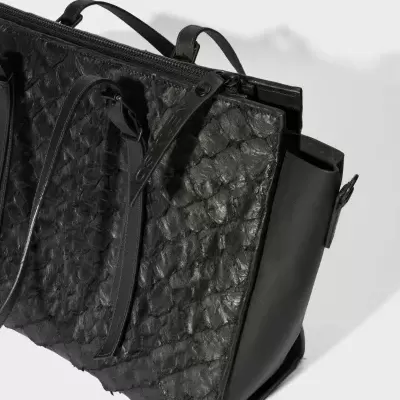 Mala preta com textura escamada e alças finas