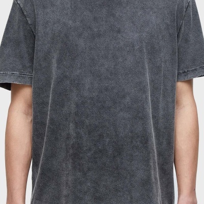 T-shirt masculina cinza escuro de manga curta com textura vintage