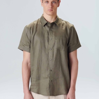 Camisa masculina verde-oliva de manga curta com bolso ao peito