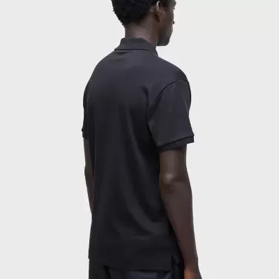 Homem de costas com polo preta e calções pretos