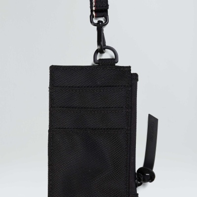 Carteira preta em tecido com alça e compartimentos para cartões.