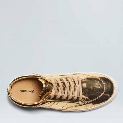 Ténis dourado metálico OSKLEN visto de cima
