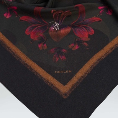 lenço preto com padrão floral vermelho e rosa e borda castanha com nome OSKLEN