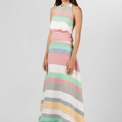 Vestido longo riscas coloridas em modelo, fundo cinzento