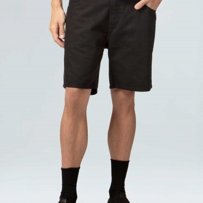 Calções pretos masculinos até ao joelho com t-shirt branca, meias e sapatos pretos