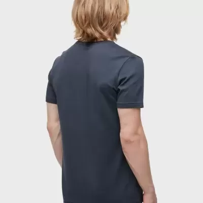 T-shirt masculina azul-escuro vista de costas