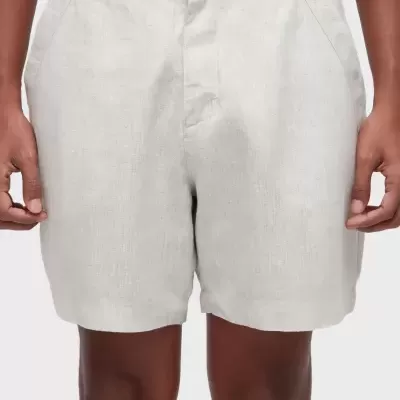 Calções masculinos bege claro de tecido com botão e bolsos laterais