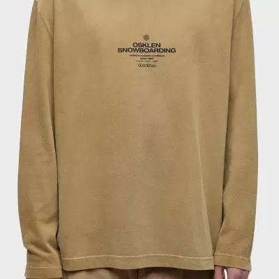 Camisola castanha de manga comprida com texto preto 'OSKLEN SNOWBOARDING' no peito