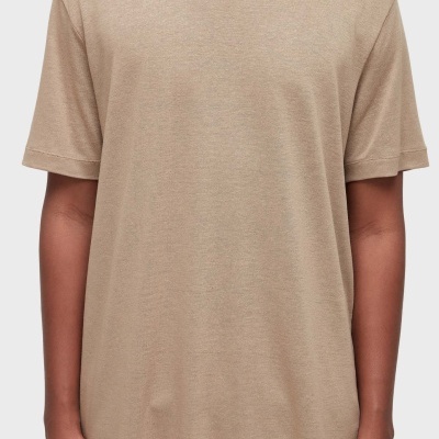 T-shirt bege simples de manga curta em fundo branco