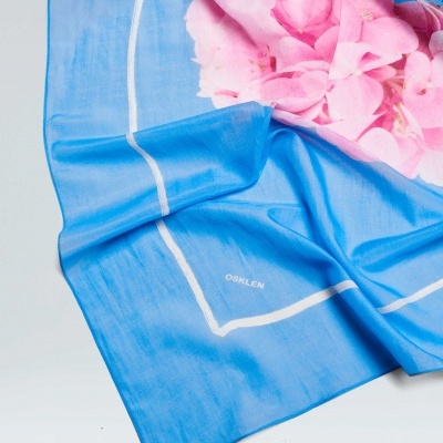 Lenço azul com flores rosas e marca OSKLEN