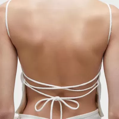 Top feminino branco com alças finas e cordões amarrados nas costas
