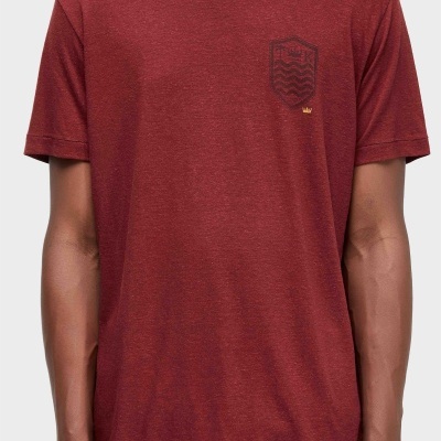 T-shirt vermelha de manga curta com escudo e coroa no peito