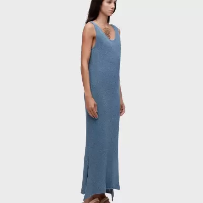 Vestido comprido azul claro de malha sem mangas com sandálias bege