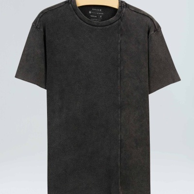 T-shirt cinza escuro desgastado com gola redonda e costura vertical aparente