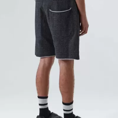 Calções de malha cinza escuro com bolso traseiro e pormenor cinza claro