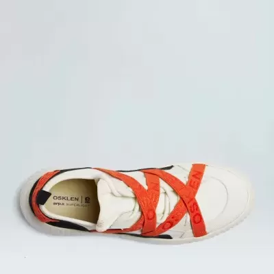 Sapatilha branca com tiras laranja e marca Osklen