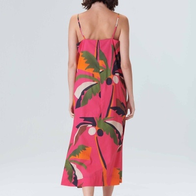 Vestido midi rosa com padrão tropical colorido e alças finas visto de costas
