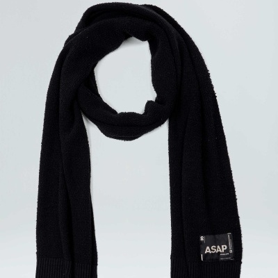 Cachecol preto de malha com etiqueta ASAP