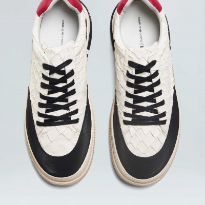 Ténis trançados branco e preto com atacadores pretos e detalhe vermelho no calcanhar