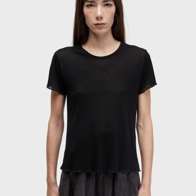 Camisola preta feminina de manga curta ligeiramente transparente