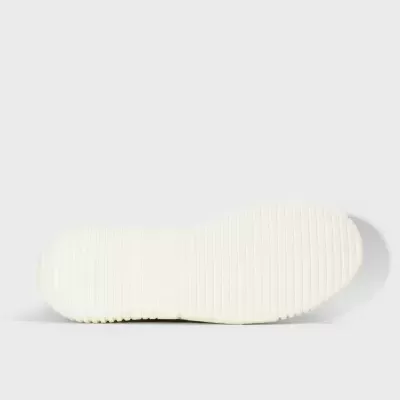 Sola de calçado branco com padrão de linhas horizontais