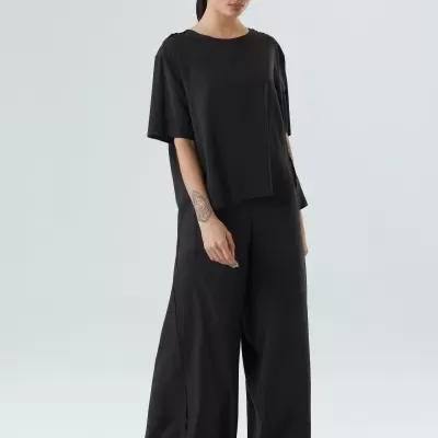 Conjunto preto mulher t-shirt manga curta e calças largas em fundo branco