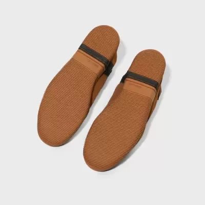Solas castanhas de sapatos com padrão de linhas e detalhes pretos